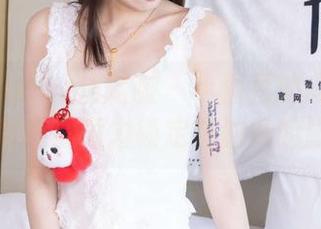 BoBoSocks袜啵啵 – 小甜豆的肉丝写真总能把我的注意力锁定在油亮的脚尖上…