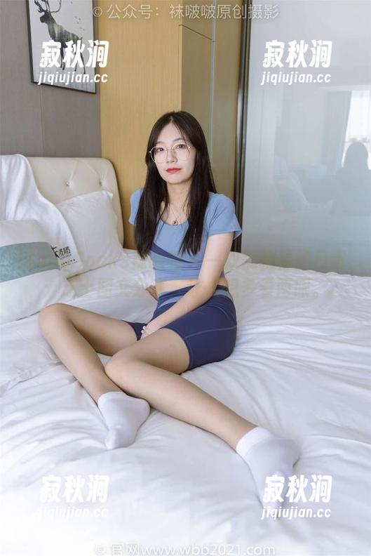 BoBoSocks袜啵啵 - 一双黑棉袜的日常：芝士图文分享，让人想多看两眼。