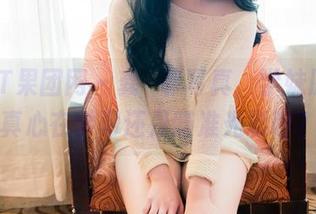 GIRLT果团网 – 龚玥菲写真，学妹原图：真心在学习还是瞄准光影呀？
