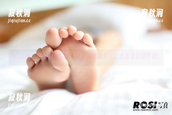 ROSI写真 ROSI的ครบ套棉袜写真:袜子也能抽奖,让我看看你钻石袜!