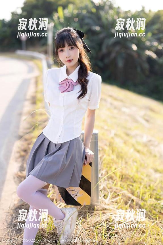 Xiuren秀人网-月野兔美妞 Xiuren秀人网 - 新精选美图,月野兔美妞的美足,喔,这弯曲的线条不该只落在眼角。