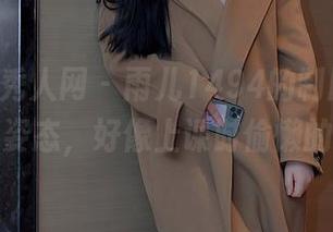 Xiuren秀人网 – 雨儿1494的制服写真，喔，这姿态，好像上课时偷懒的我呀。