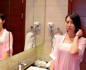 pans – 一幅眼镜下的蕾蕾：美图里的腼腆与自信