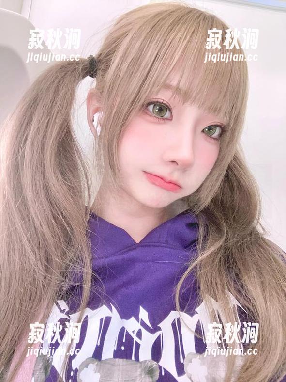 Wendy的海边合集：这到底是在拍照片还是在给海浪开会啊？