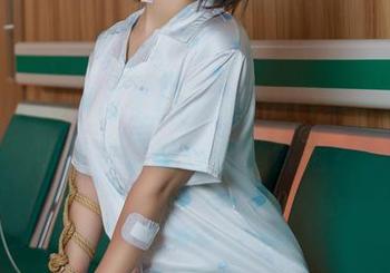 载着yuuhui玉汇(kokuhui)穿水手服的照片里，谁在悄悄冒泡？