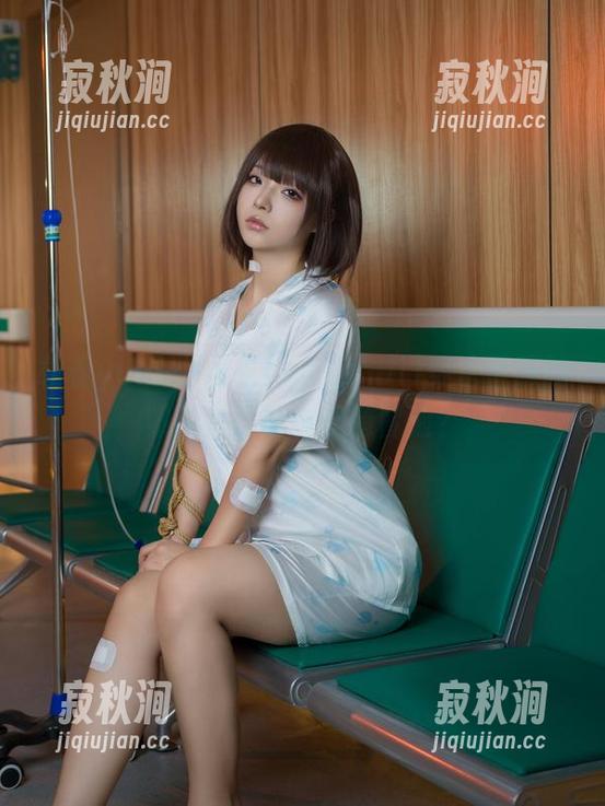载着yuuhui玉汇(kokuhui)穿水手服的照片里，谁在悄悄冒泡？