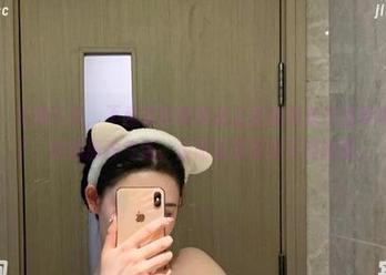 微密圈 – 不得不说，不爱笑的赛琳把这红色内衣作品表现得太好了，资源那种气氛，反而让我有点不知所措。