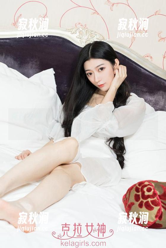 克拉女神 - 丰满而又紧致，汤怡的全套制服写真惹人想入非非。