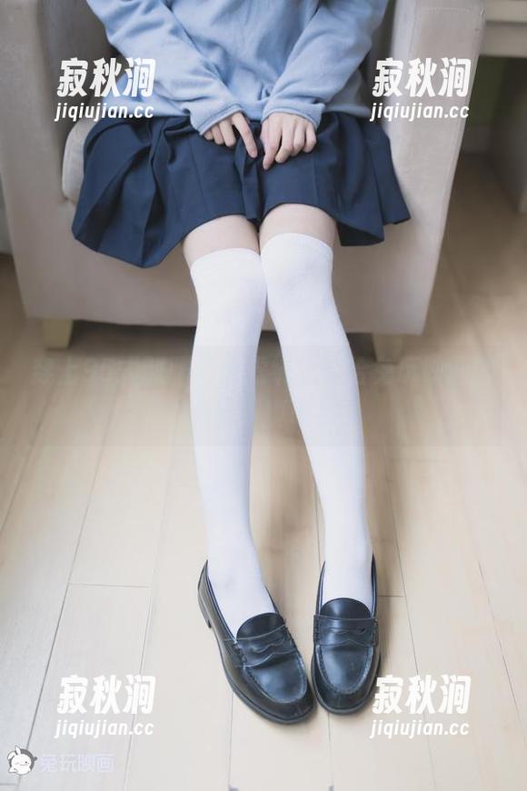 兔玩映画 穿上95式制服,焦虑统统交给兔玩映画的免费写真吧!