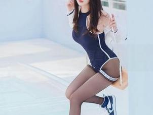 迷失在凉凉子的双人cos图集里，有些图我也不太明白在干嘛…