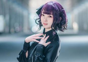 看名赖弥七的户外写真：原图是无奈，精选却调皮得不行