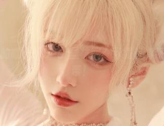 沙发上的啾小妍Deer丝袜展：下载前请系好安全带！