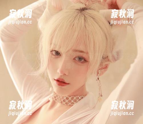 沙发上的啾小妍Deer丝袜展：下载前请系好安全带！