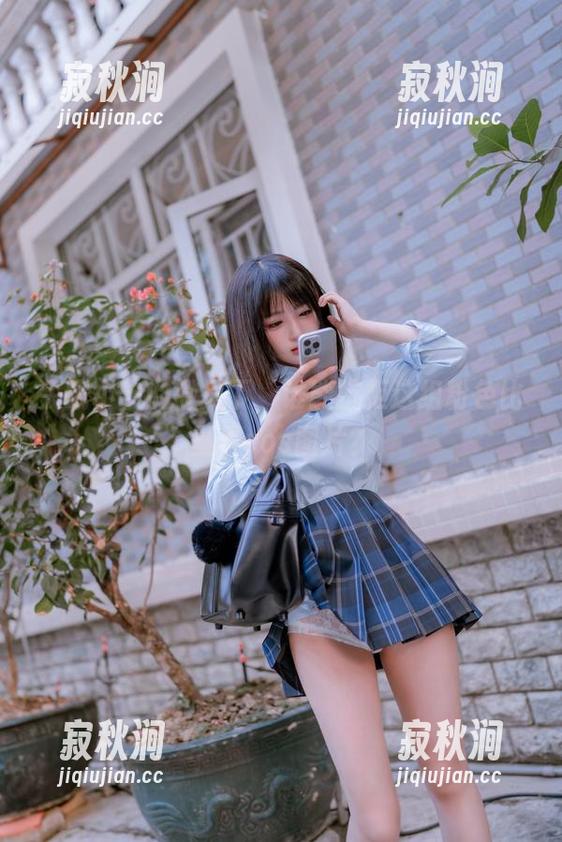 失眠小宁 失眠小宁的微风下,谁能抗拒这组粉色比基尼cos图片?