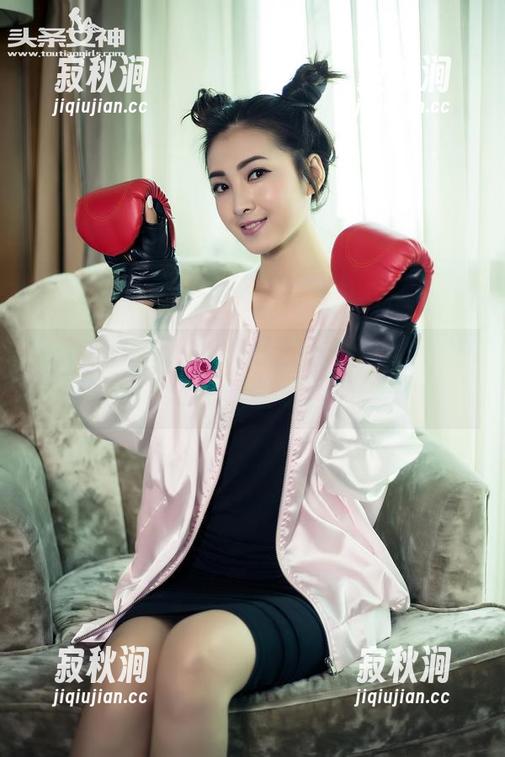 头条女神 - 免费送你李丽莎的原图，只为看她睡衣里的懒惰哲学，哈哈！