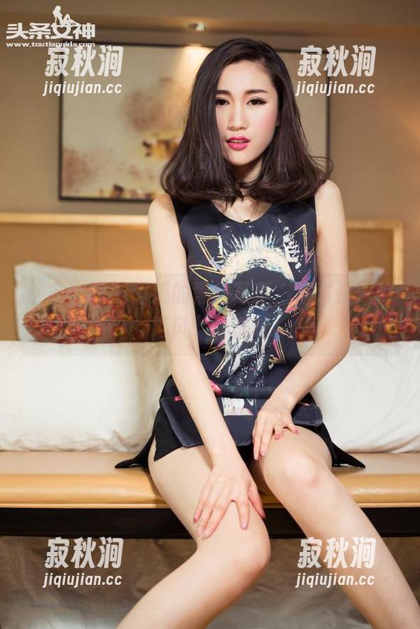 头条女神 - 语溪的黑丝写真，绝对是一种“风”的滋味