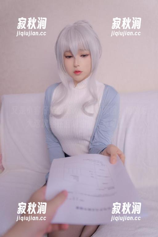 又是小容仔咕咕咕w的最新美图，她的爱犬这次坐在窗边偷懒，真可爱。