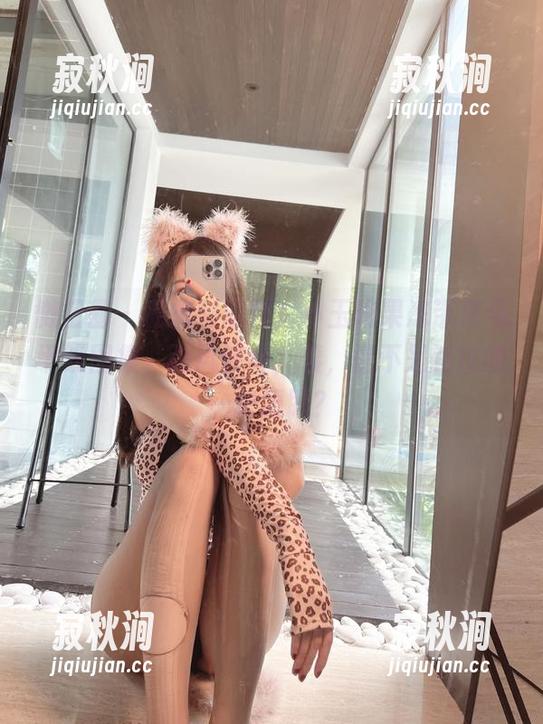 微密圈 - 私拍时间到，小玉吃果冻带来马甲线图集，画风转身，咦，是不是路过的一块腹肌？