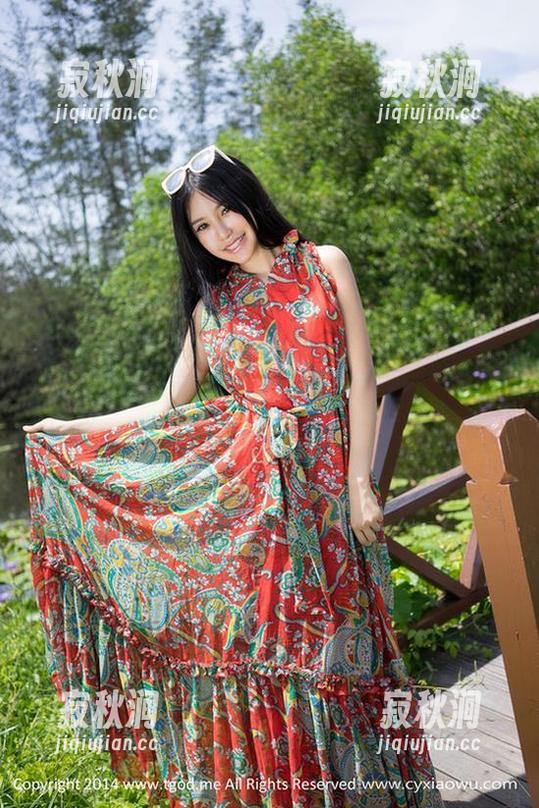 推女神 - 施忆佳的丝袜，图片呈现出一种微妙的张力，作品让我想起了一种立体的美感。
