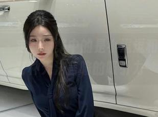 微密圈 – 定制图集中的是小逗逗和红裙，有种无法言喻的吸引力