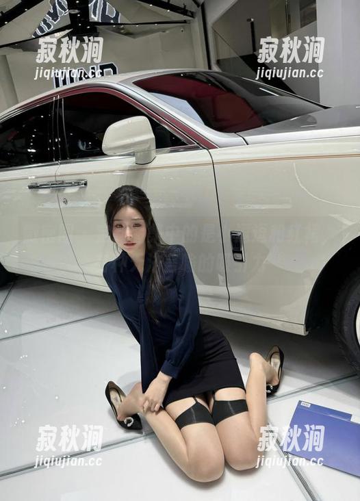 微密圈 - 定制图集中的是小逗逗和红裙，有种无法言喻的吸引力