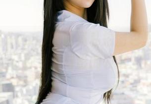 从普美(bomi)的油亮私拍图包里，我看到了光与影的较量