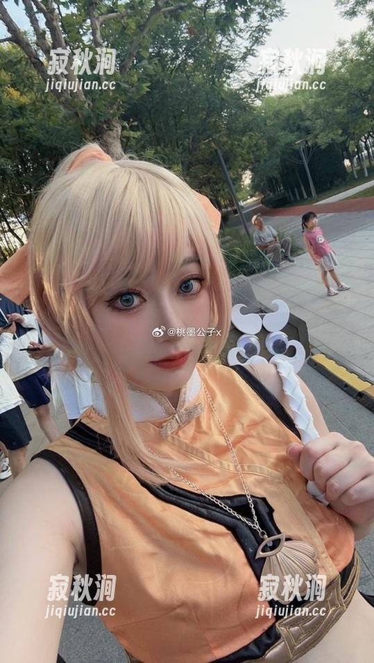 跳跃的桃墨公子：天台写真里那些时刻，果然又是别出心裁的姿势吗？