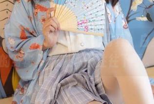 森萝财团 – 吸吸的百褶裙写真，白丝少女的身影总让人忍不住往下看。