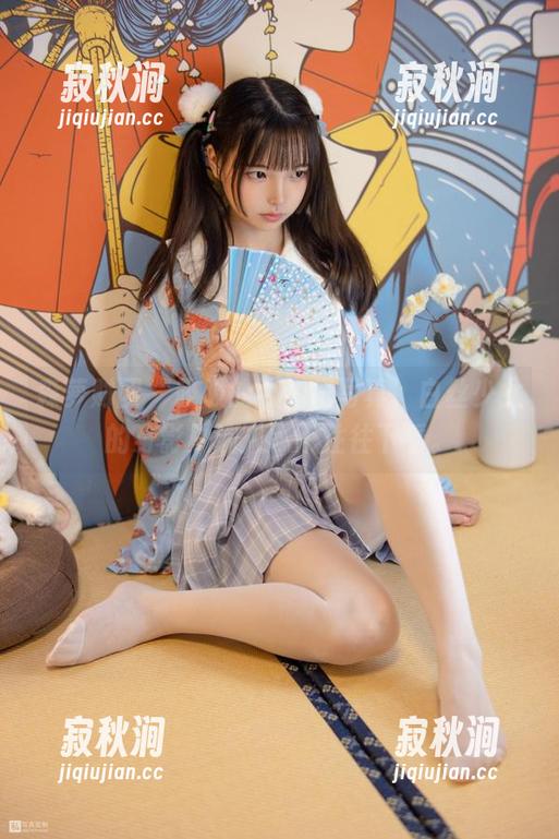 森萝财团 - 吸吸的百褶裙写真，白丝少女的身影总让人忍不住往下看。