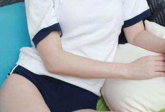 模范学院 – 小奶瓶呜呜的校园美图：看这小可爱，教室都快放不下她了！