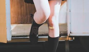 看河豚抚子的红裙美图，下载一波，内心默默发出疑问：谁是显得更美？