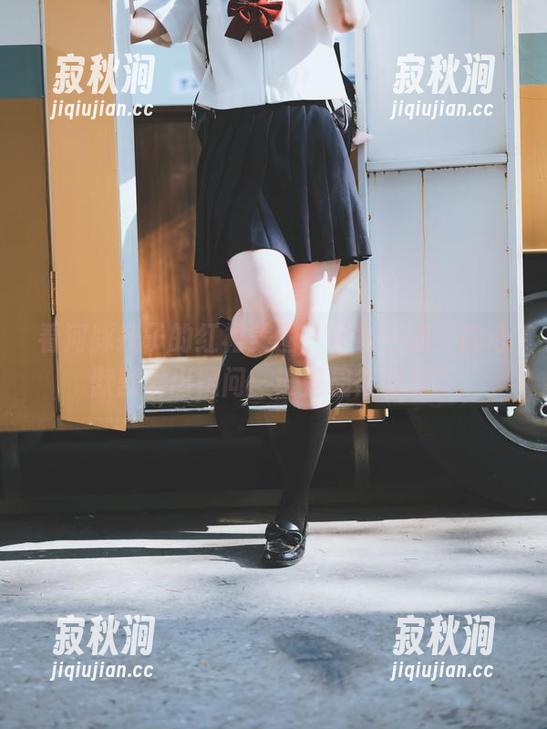 河豚抚子 看河豚抚子的红裙美图,下载一波,内心默默发出疑问:谁是显得更美?