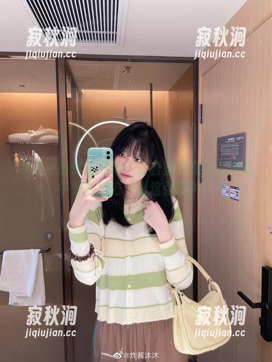 私拍中的炸酱沐沐：办公室其实不是只吃午餐的地方，看这张图片！