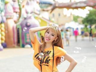 爱丝 – 精选佳慧的夏日物语，阳光、沙滩和意外的小趣事
