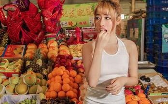 爱丝 – 小茹与粉色游戏：你能找到原图的影子吗？