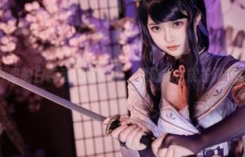 浴缸里的白莉爱吃巧克力，难道水也能扮演角色？