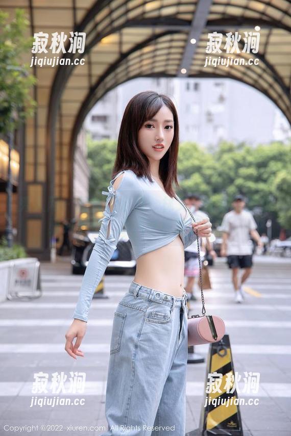 秀人网 - 图库大公开：林文文在浴缸里优雅到不行，水汽中透露着俏皮。