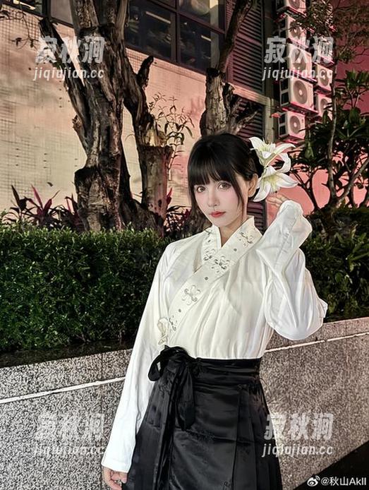 秋山AkI 遂愿于身,秋山AkI的作品;那些秋恋,果然令人难解。
