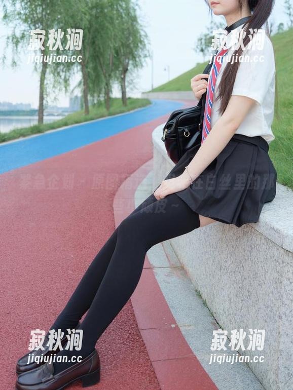 紧急企划 - 原图精选，见希在白丝里的那些小顽皮～