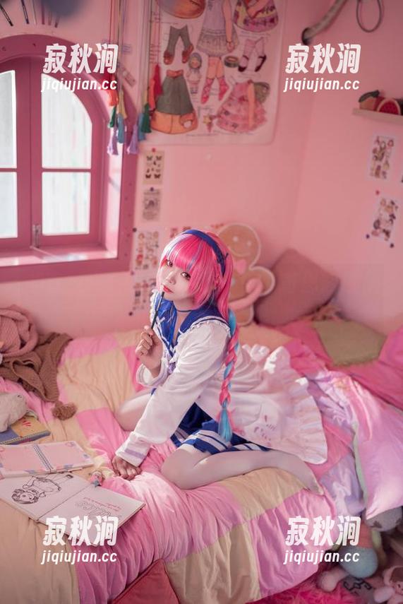 初音+粉蝶花=艾西Aiwest的奇思妙想，图库太有意思了吧！
