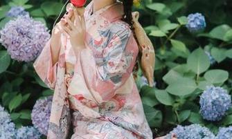 看花柒Hana穿着女仆装，图片发布后我每次路过都想“我也来一套！”。