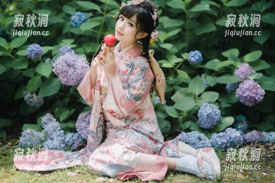 看花柒Hana穿着女仆装，图片发布后我每次路过都想“我也来一套！”。