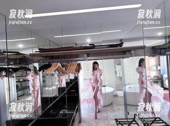 微密圈 - 释放红色肚兜魅力，葛征的私拍动作，图片好看得不敢直视！