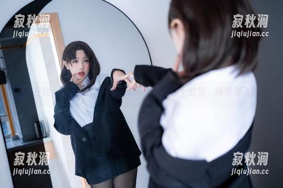 美图在线，蓝小沂KiKi给安娜斯塔西娅装上滤镜，精神到飞起。