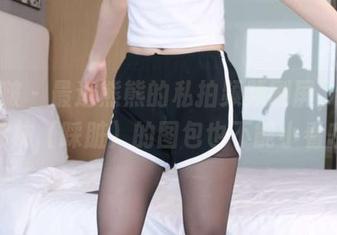 袜啵啵 – 最近熊熊的私拍频频刷屏，蓝色短棉袜（踩脏）的图包也不能小看哦！