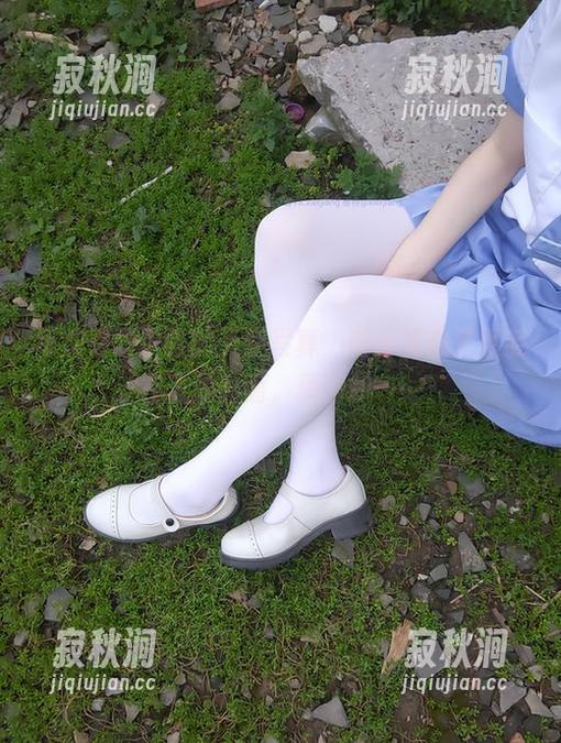 西尔酱 每次看西尔酱的天使写真,脑海里都是羽毛在飞的画面,原图却……