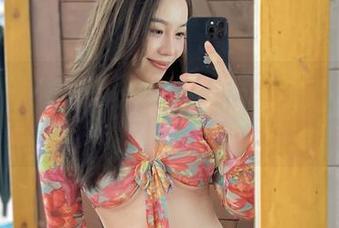 微密圈 – 铁锤姐姐的毛衣原图，看得我想窝在她的衣服里做小动物。
