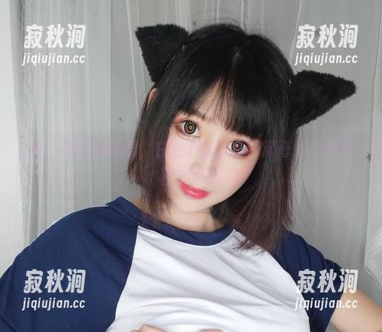 看！雯粥粥在线，白色T恤里的日常奇遇，高清模式开启
