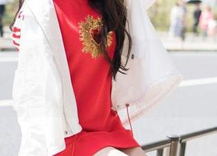 魅妍社 – 网盘里藏着赵梦洁的白衬衫，一不小心就想下载了，反正闲着也是闲着。