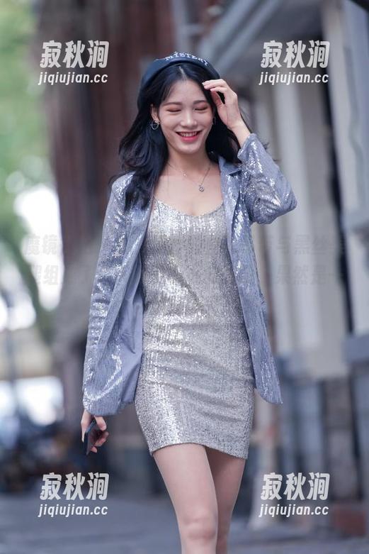 魔镜街拍 - 瞧，婷婷的白色吊带与黑丝美腿组成了令人眼前一亮的画面，果然是一套绝佳的写真和套图！